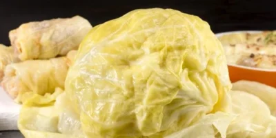 Varza cu sare grunjoasă: secretul natural care alină rapid durerile de genunchi și umăr