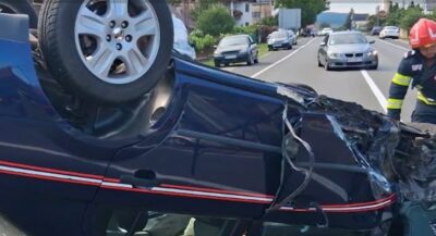 Accident pe DN 66 în Hunedoara: Mașină răsturnată și autoturism parcat avariat
