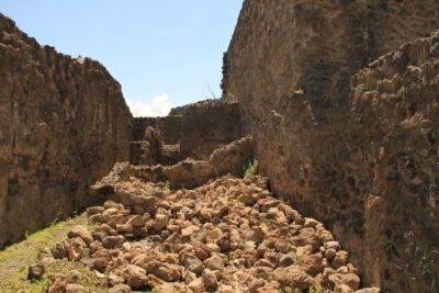 Arestat la Pompeii: bărbatul prins cu fragmente arheologice în rucsac