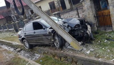 Șoferiță neatentă provoacă accident în lanț, stâlp prăbușit peste mașină la Baia Mare