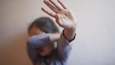 Șoc în Maramureș: Bătrân de 81 ani anchetat pentru abuzarea a cinci fetițe