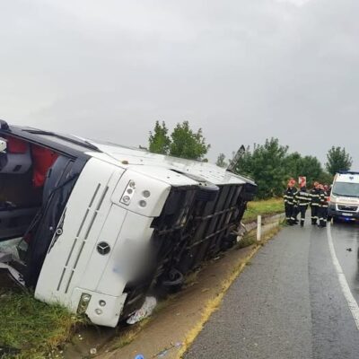 Tragedie pe drumurile din Cluj: Un autocar s-a răsturnat, un bătrân a murit, iar 9 persoane sunt grav rănite!