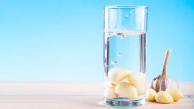 Candidoză:  remedii naturale dovedite cu plante antifungice — usturoi, cimbru, ulei de cocos