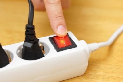 Românii plătesc facturi la energie dublate sau triplate fără să știe că pot alege: Cum să nu fii păcălit de serviciul universal!
