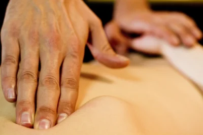 Masajul abdominal: cum stimulează digestia și reduce constipația natural și eficient
