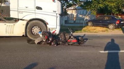 Accident șocant în Galați: motociclist de 23 de ani, spulberat de tractor, în comă
