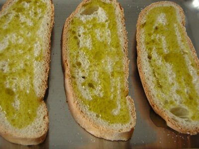 Secretul mediteranean care îți poate salva inima și creierul: o felie de pâine integrală cu ulei de măsline, consumată zilnic!