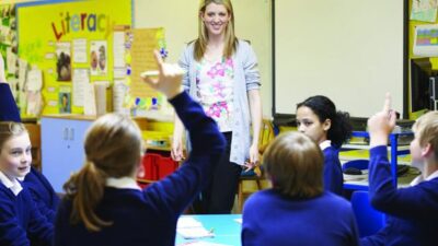 Șoc! Salariile URIAȘE din învățământul privat care îi fac pe profesori să renunțe la școlile de stat!