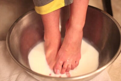 Baie de picioare cu sare și bicarbonat: circulație, inflamație și somn mai bun