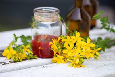 Uleiul de sunătoare: remediu natural pentru depresie, răni și piele – rețetă acasă