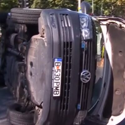 O ambulanţă în misiune s-a răsturnat, după impactul cu o altă maşină, în Capitală