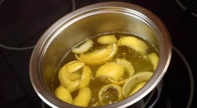 Secretul naturii: Această băutură cu pătrunjel și lămâie îți scapă picioarele de umflături în doar câteva zile!