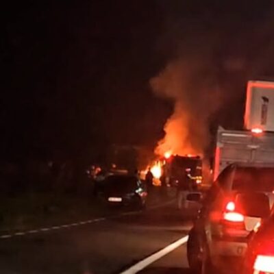 Incredibil! Martorii au salvat viața a doi tineri care au scăpat cu greu dintr-o mașină în flăcări după un accident devastator!