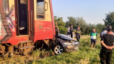 Șoferul FĂRĂ PERMIS prins după ce a intrat cu mașina sub tren și a fugit în Bistrița-Năsăud!