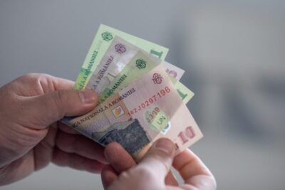 Pensionarii români din străinătate riscă să rămână fără pensie dacă uită să trimită acest document! Află cum poți scăpa de birocrație și să-ți primești banii fără probleme!
