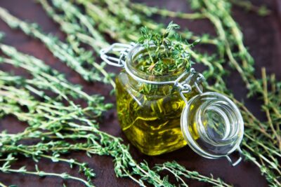 A fost descoperit remediul natural care tratează tusea, durerile și balonarea – Toată lumea vorbește despre uleiul de cimbru în ulei de măsline!