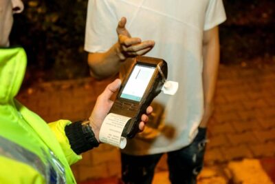 Atenție, șoferi! Apa tonică vă poate lăsa fără permis și cu dosar penal – aflați cum un simplu pahar vă poate transforma viața într-un coșmar!
