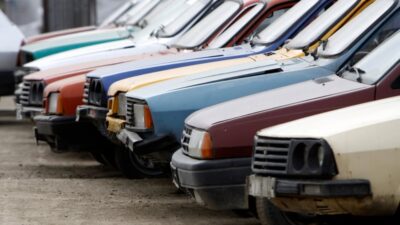 Șoferii cu mașini vechi, loviți crunt în 2026! Taxe URIAȘE și INTERZICȚII dure în orașe!