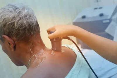 Sarea caldă, secretul neașteptat care îți poate calma durerile de gât! Află cum se folosește corect pentru spondiloza cervicală