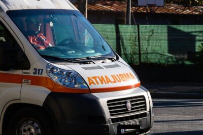 Șocant! O fetiță de 7 ani, STRANGULATĂ cu o sfoară de un coleg în timpul pauzei la școală, sub ochii profesorilor! Poliția a deschis anchetă!