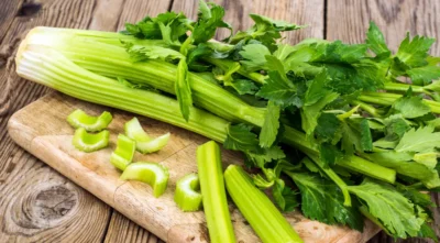 Nu vei crede ce se întâmplă în corpul tău dacă mănânci tije de țelină zilnic!