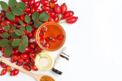 Descoperă secretul uimitor al uleiului de măceșe: Cum să-ți întinerești pielea cu doar câteva picături pe zi!