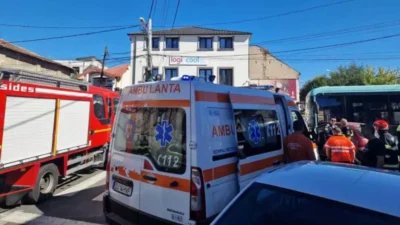 ȘOC ÎN CRAIOVA! Bătrânul ȘOFER a PROVOCAT un ACCIDENT GROAZNIC cu un AUTOBUZ – Trei victime GRAV RĂNITE!