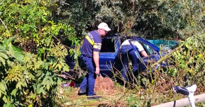 ȘOCANT! Bărbat mort după ce a făcut infarct la volan și a căzut cu mașina într-o râpă adâncă!