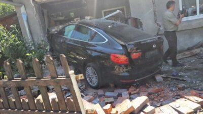 14 secunde de groază! Tânărul de 18 ani scapă nevătămat după ce a spulberat zidul unei clădiri în plină curbă!