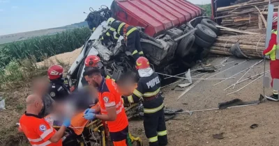 ȘOC ÎN SUCEAVA: Tractor vs. BMW – Două persoane luptă pentru viață după un accident teribil!