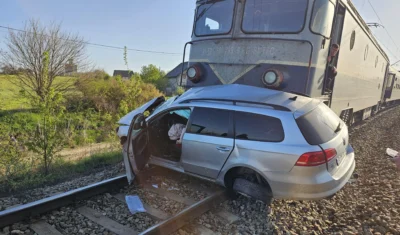 ȘOC pe calea ferată! Un tânăr de 20 de ani a fost la un pas de MOARTE după ce trenul i-a spulberat mașina – Vezi ce s-a întâmplat!