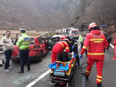 ȘOC PE VALEA OLTULUI! Carambol cumplit cu 4 mașini – Persoane rănite, trafic blocat complet!