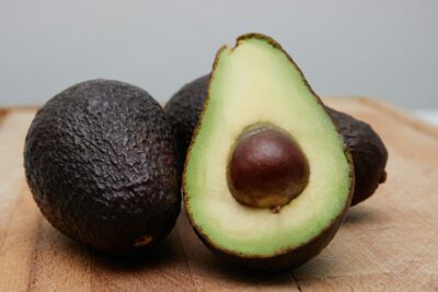 Nu arunca sâmburele de avocado! Ceaiul preparat din el face minuni pentru sănătate – Iată ce beneficii uimitoare are și cum se prepară!