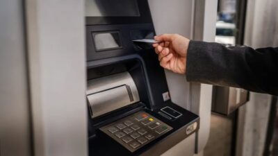 Restricții șocante la bancomat pentru pensionari! Câți bani mai pot scoate zilnic cei peste 62 de ani și ce documente trebuie să prezinte