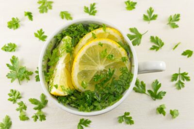 Nu o să crezi ce poate face combinația de pătrunjel și lămâie – Slăbește 2 kg în 5 zile și detoxifică complet organismul!