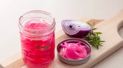 Nu vei mai căuta niciodată antibiotice după ce afli ce se întâmplă când combini o ceapă cu oțet de mere!