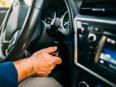 Șoferii fac zilnic această greșeală banală când pornesc mașina! Poate duce la defecțiuni grave și amenzi uriașe – vezi ce să NU mai faci niciodată!