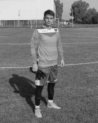 Tragedie în fotbalul românesc: Portarul de 20 de ani s-a stins după ce s-a aruncat de la etaj!