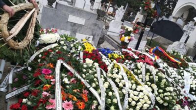 ȘOC în Arad! Coroanele de flori INTERZISE în cimitire – amenzi URIAȘE pentru cei care încă le folosesc!