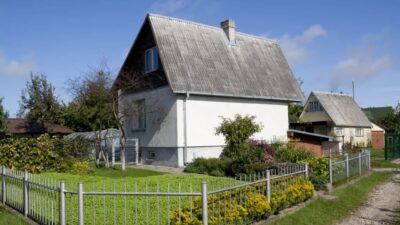 Nu o să-ți vină să crezi ce trebuie să faci înainte să vopsești gardul de la curte!