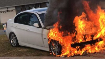 La limita tragediei pe pistă! O mașină a luat foc în timpul unei competiții de racing 🏎️💥 Șoferul a fost transportat de urgență la spital