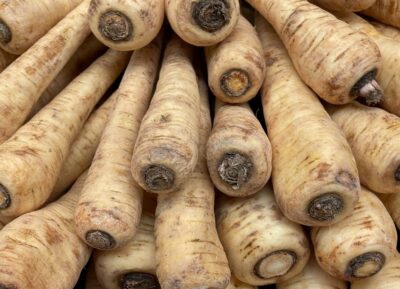 Nu vei mai arunca niciodată păstârnacul după ce afli ce se întâmplă în corp dacă îl mănânci crud!