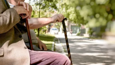 Pensionarii cu pensii mici primesc 400 de lei înainte de Crăciun! Vezi dacă te numeri printre norocoși!