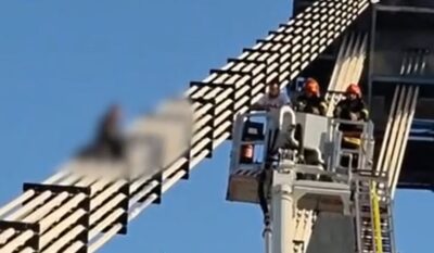 Șoc pe podul de la Agigea! Bărbatul care a amenințat că se aruncă a stat 5 ore la înălțime – cum a fost convins să coboare!