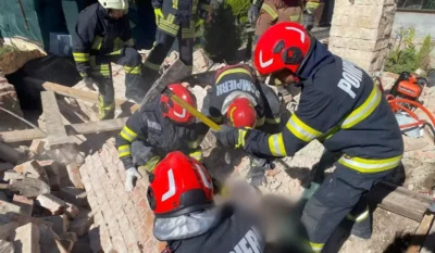 ȘOCANT! Doi bărbați prinși sub dărâmăturile unei case prăbușite – Intervenție dramatică a pompierilor!