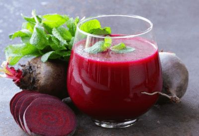 Pune sfeclă roșie și ghimbir în blender. Băutura care topește inflamația și îți regenerează ficatul peste noapte