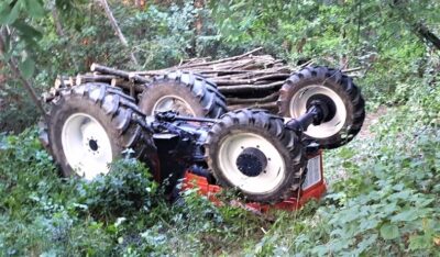 ȘOCANT! Tractorist găsit sub tractor în pădure – Detaliile care te vor lăsa fără cuvinte!