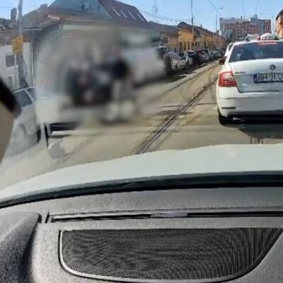 ȘOCANT! Doi adolescenți sfidează moartea pe trotineta electrică, filmati în centrul Oradiei mergând pe contrasens!