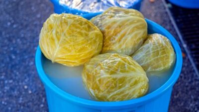 Secretul specialiștilor pentru o zeamă de varză limpede și aromată toată iarna!