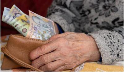 Bani în plus pentru 4,6 milioane de români! Cine sunt pensionarii care primesc 400 de lei direct pe card în decembrie